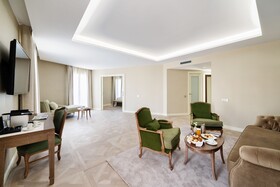 Lamaro Hotel