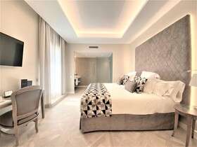 Lamaro Hotel