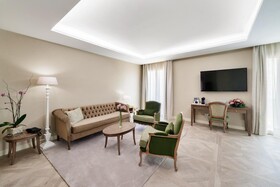 Lamaro Hotel