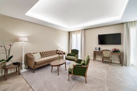 Lamaro Hotel