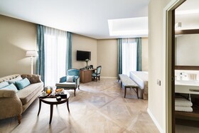 Lamaro Hotel