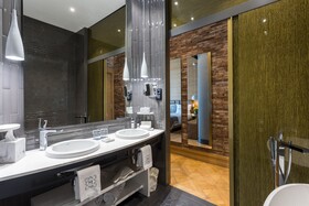 Monument Hotel