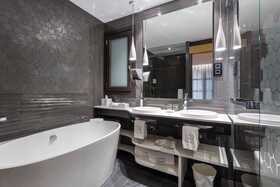 Monument Hotel