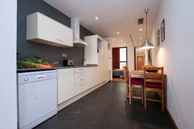 Liceu Apartments by Gaiarooms