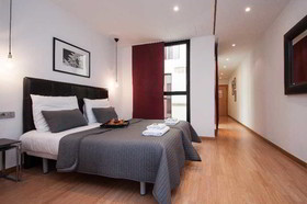 Liceu Apartments by Gaiarooms