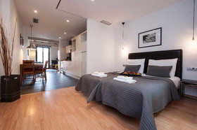 Liceu Apartments by Gaiarooms