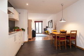 Liceu Apartments by Gaiarooms