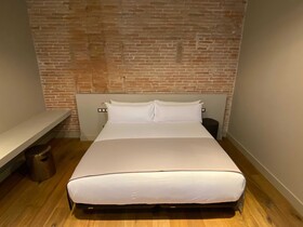 UMA Suites Barcelona Pau Claris Guesthouse