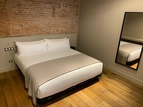 UMA Suites Barcelona Pau Claris Guesthouse