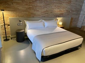 UMA Suites Barcelona Pau Claris Guesthouse