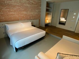 UMA Suites Barcelona Pau Claris Guesthouse