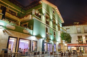Le Petit Leon Hotel