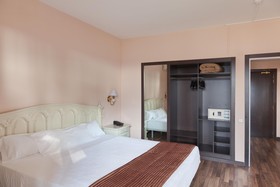 Hotel Roger De Flor By Seleqtta