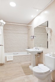 Hotel Roger De Flor By Seleqtta
