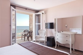 Hotel Roger De Flor By Seleqtta