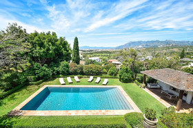 A Real Oasis In Colonial Style Villa