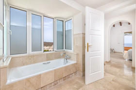 Solaga - Villa Los Monteros