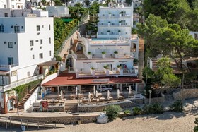 Es Puet Blanc By Flats Friends