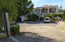 Es Puet Blanc By Flats Friends