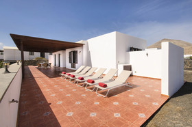 La Casa De Abajo