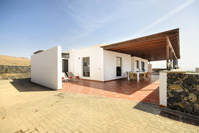 La Casa De Abajo