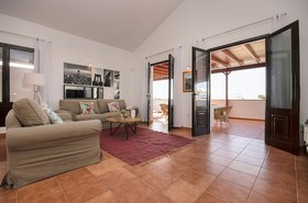 La Casa De Abajo