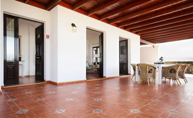 La Casa De Abajo