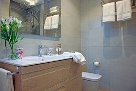 Feelathome Madrid Suites Apartments