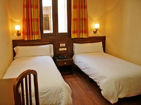 Hostales Victoria I & II