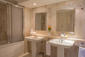 Ona Hollywood Mirage