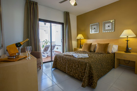 Ona Hollywood Mirage