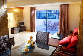 Las Piramides Resort