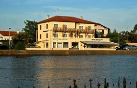 Single Fin Hotel & Lodge