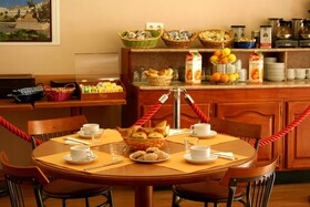 Le Dauphin Hotel & Restaurant