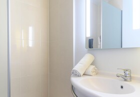 B&B HOTEL Nîmes Centre Arènes