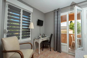 Hotel Le Saint Genies