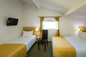Hotel Le Saint Genies