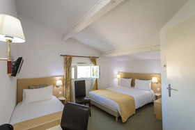 Hotel Le Saint Genies