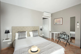 Hotel Le Saint Genies