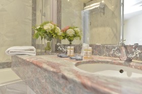 Hôtel Suites Unic Renoir St. Germain