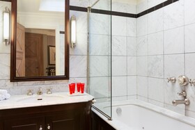 Le Dokhan's, Paris Arc de Triomphe, a Tribute Portfolio Hotel