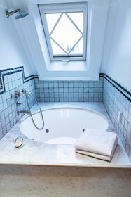 Le Dokhan's, Paris Arc de Triomphe, a Tribute Portfolio Hotel