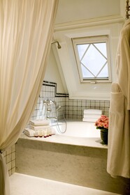 Le Dokhan's, Paris Arc de Triomphe, a Tribute Portfolio Hotel