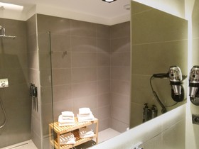 Le Chat Qui Dort-Suites