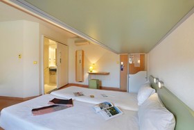 First Inn Hotel