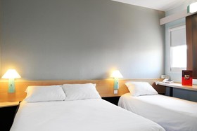 Hôtel ibis Orange Centre Échangeur A7 A9
