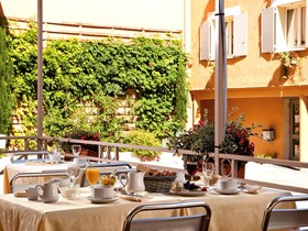 Hotel Azalees