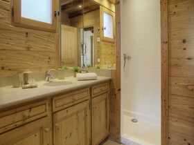 Chalet Hollygotty - OVO Network