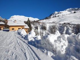 Chalet Macaron-Ovo Network