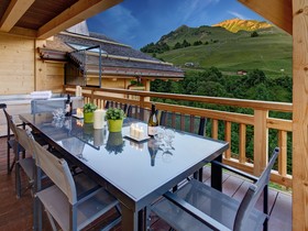 Chalet Macaron-Ovo Network